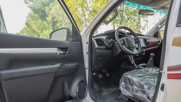 Hilux Pickup SR5 2.7L 2026 GCC Specs Brand New For Export