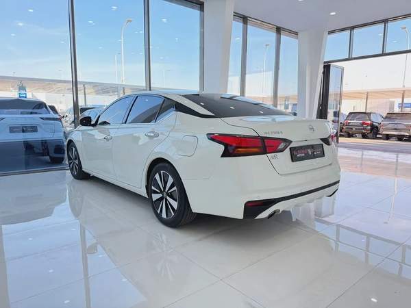 نيسان التيما SV ابيض / بيج 2022 خليجي