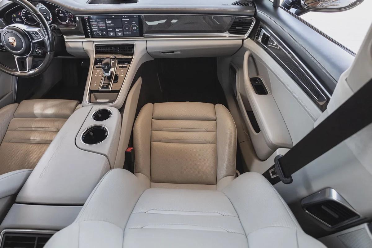 Porsche Panamera Turbo Sport Turismo-5-5