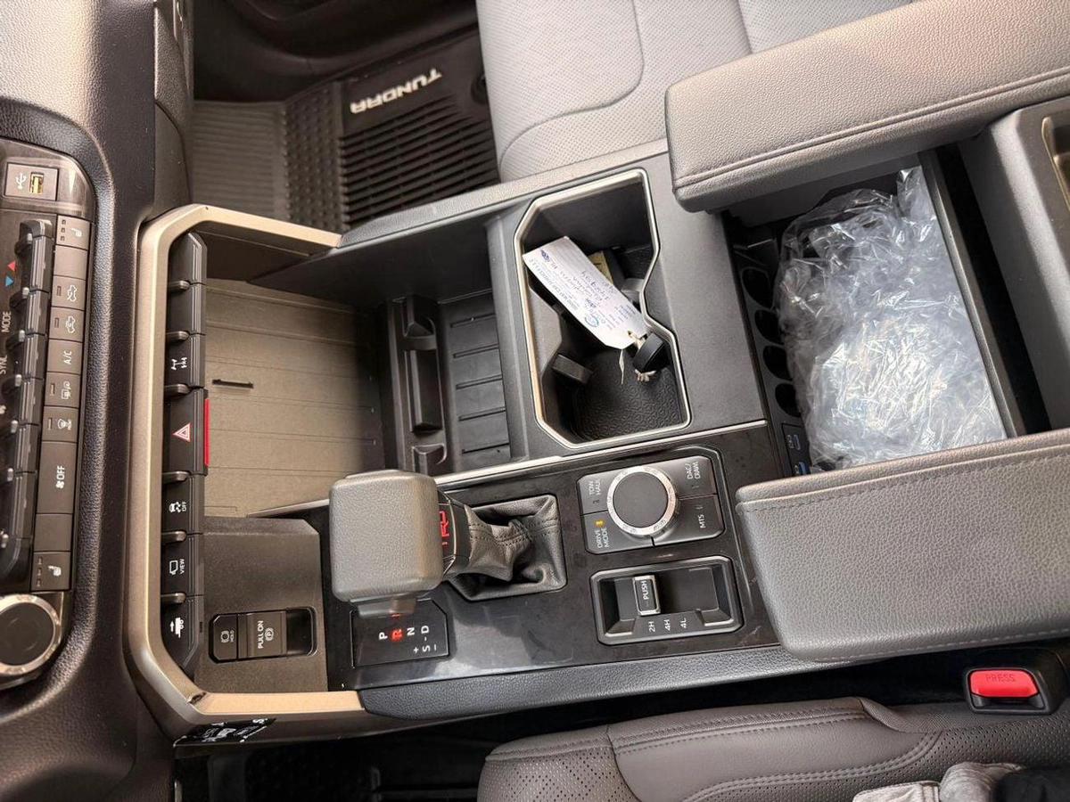 Toyota Tundra Premium option 360 Camera, leather seats 2024-9-9