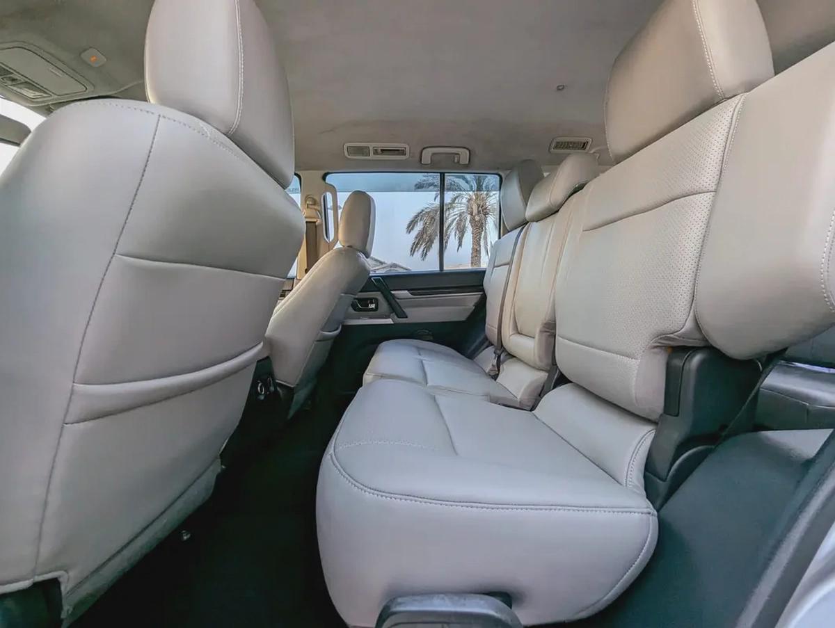 MITSUBISHI PAJERO 2015 GLS MID OPTION V6 3.5L IN EXCELLENT CONDITION-4-4