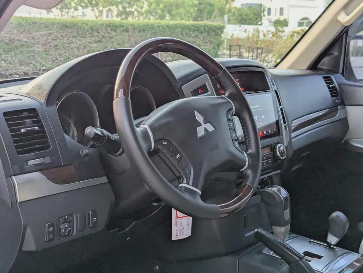 MITSUBISHI PAJERO 2015 GLS MID OPTION V6 3.5L IN EXCELLENT CONDITION-10-10