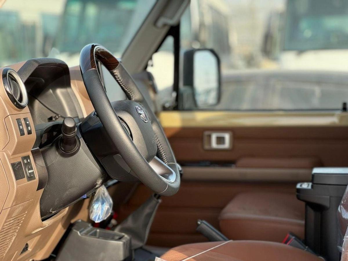 Toyota Land Cruiser Pick Up Std 4.0L Single Cab Utility 4WD-8-8