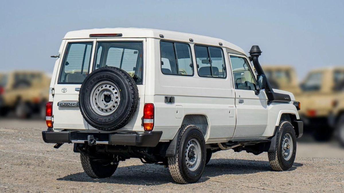 Toyota Land Cruiser 70 Lc 78 hard top 3 door-4-4