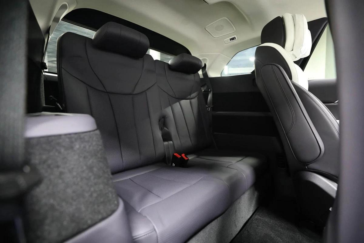 Hongqi E-HS9 | Full Option | 3,250 AED monthly | Registration-18-18