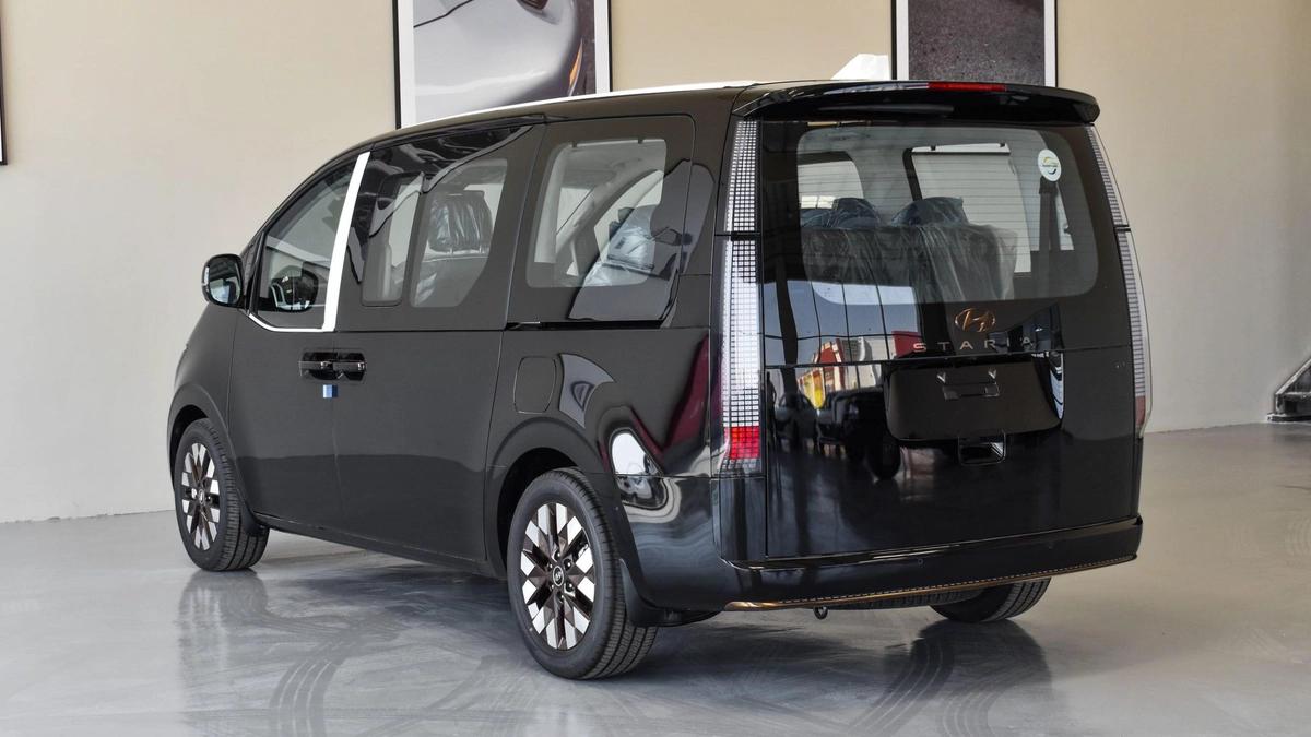 HYUNDAI STARIA 3.5L VIP 7 SEATER ROYAL EDITION-4-4