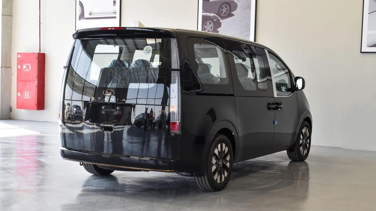 HYUNDAI STARIA 3.5L VIP 7 SEATER ROYAL EDITION-1-1