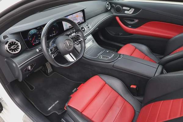 E200 COUPE - GCC SPECS - UNDER WARRANTY - FULL SERVICE HISTORY - ACCIDENT FREE -