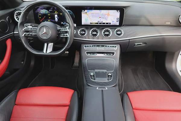 E200 COUPE - GCC SPECS - UNDER WARRANTY - FULL SERVICE HISTORY - ACCIDENT FREE -