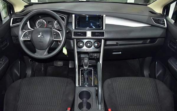 Mitsubishi Xpander ( 2022 Model ) in Silver Color GCC Specs