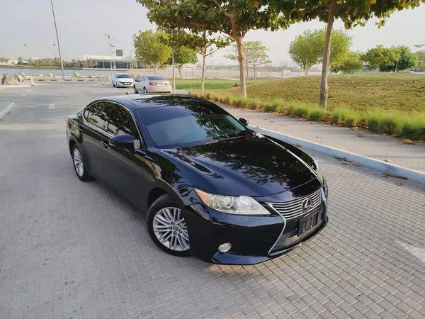 Lexus Es 2013 Immaculate Condition US Specs Perfect Inside out Low KM Perfect Family Sedan