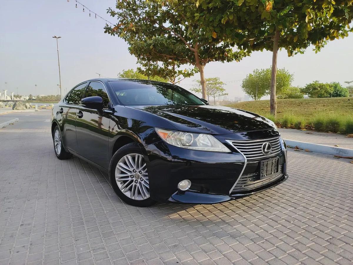 Lexus Es 2013 Immaculate Condition US Specs Perfect Inside out Low KM Perfect Family Sedan-4-4