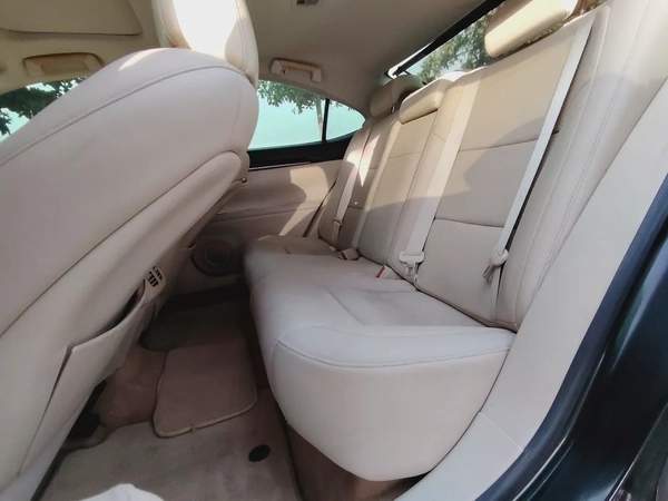 Lexus Es 2013 Immaculate Condition US Specs Perfect Inside out Low KM Perfect Family Sedan