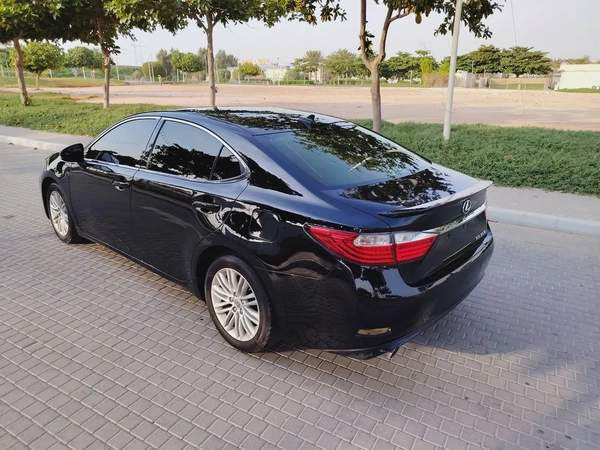 Lexus Es 2013 Immaculate Condition US Specs Perfect Inside out Low KM Perfect Family Sedan