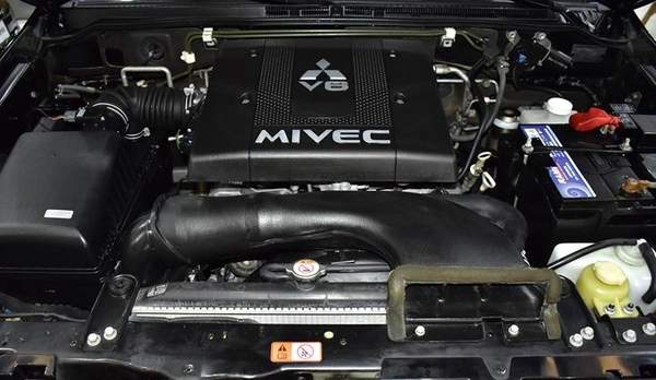 Mitsubishi Pajero Signature Edition 3.8L ( 2020 Model ) in Black Color GCC Specs