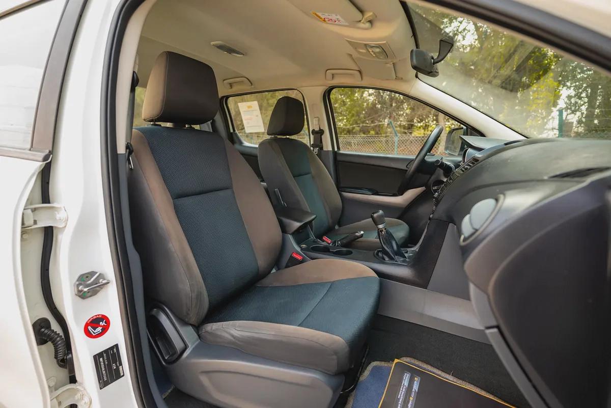 Mazda BT-50 | Double Cabin 4X2 | Manual | GCC Specs | Ref#M72436-9-9