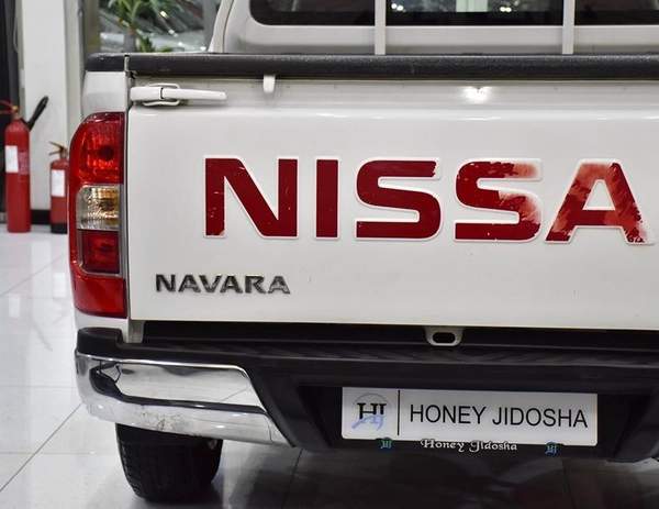 Nissan Navara SE ( 2019 Model ) in White Color GCC Specs