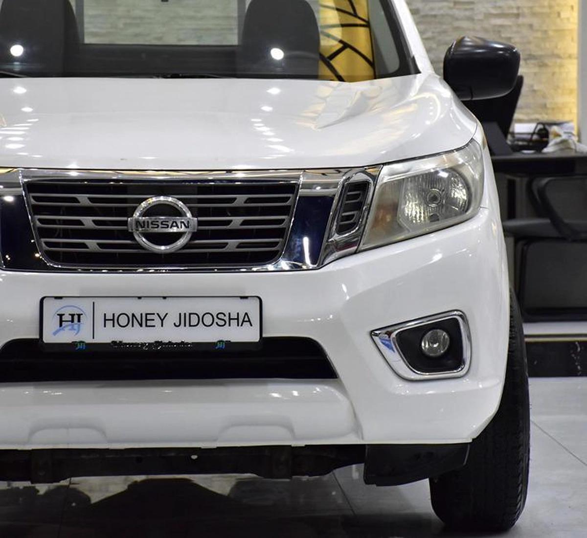 Nissan Navara SE ( 2019 Model ) in White Color GCC Specs-5-5