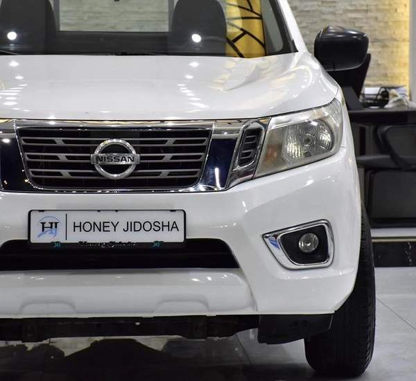 Nissan Navara SE ( 2019 Model ) in White Color GCC Specs