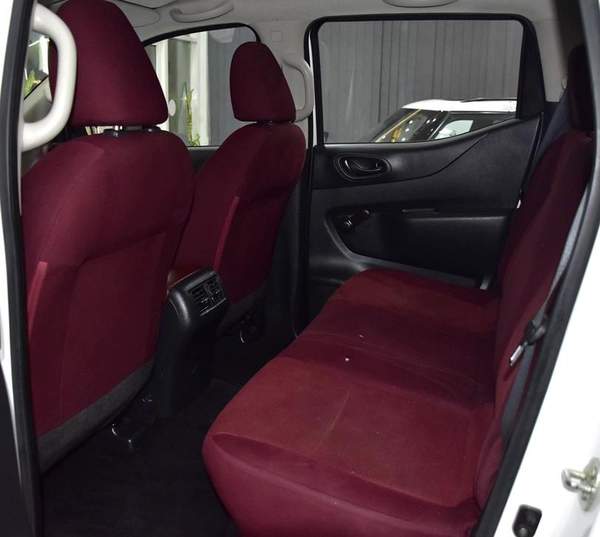 Nissan Navara SE ( 2019 Model ) in White Color GCC Specs