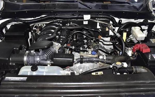Nissan Navara SE ( 2019 Model ) in White Color GCC Specs
