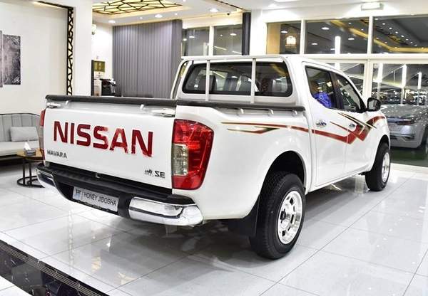 Nissan Navara SE ( 2019 Model ) in White Color GCC Specs