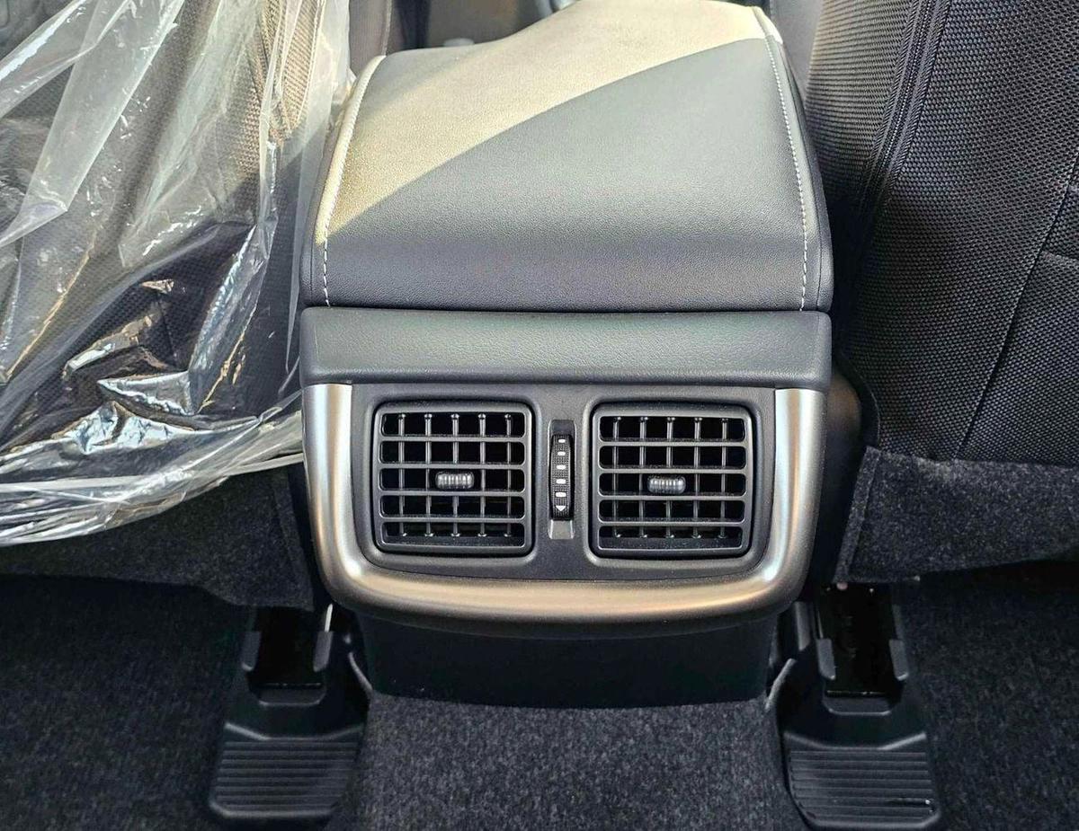 Toyota Hilux SR5 / 2.4L DIESEL A/T / BLIND SPOT / DIFF LOCK / FR&RR CHROME BUMPERS / (CODE # HDFAA)-5-5