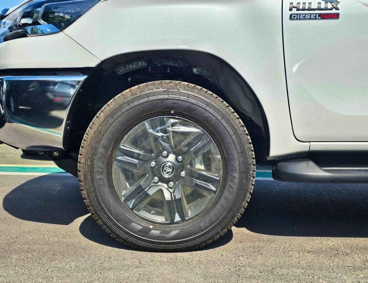 Toyota Hilux SR5 / 2.4L DIESEL A/T / BLIND SPOT / DIFF LOCK / FR&RR CHROME BUMPERS / (CODE # HDFAA)-4-4