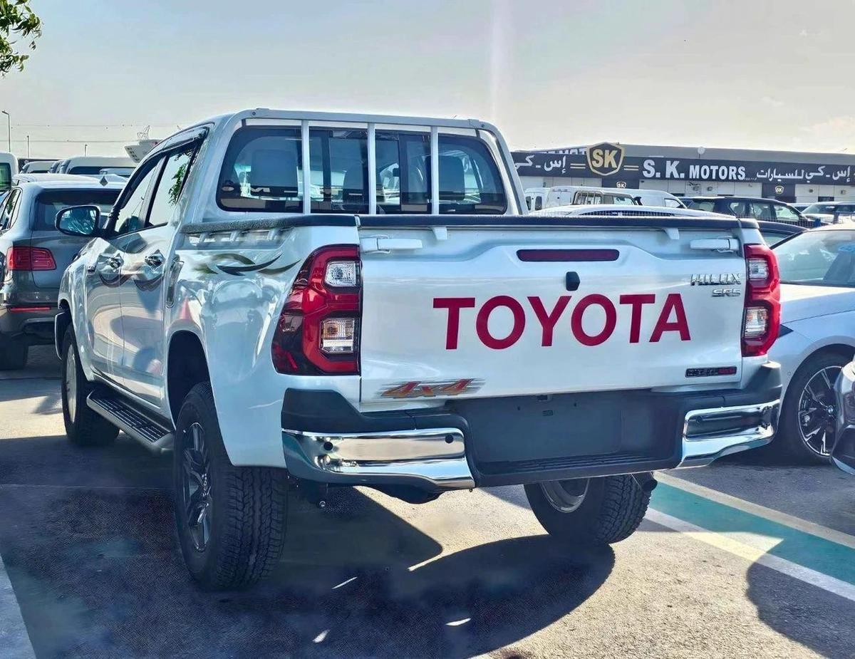 Toyota Hilux SR5 / 2.4L DIESEL A/T / BLIND SPOT / DIFF LOCK / FR&RR CHROME BUMPERS / (CODE # HDFAA)-10-10