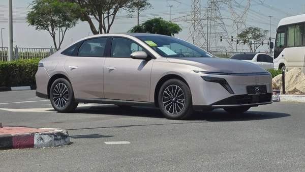 Nissan N6 180 Max (Gold White)