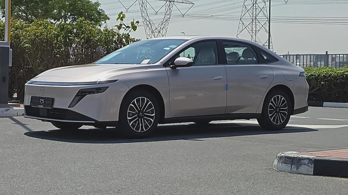 Nissan N6 180 Max (Gold White)-3-3