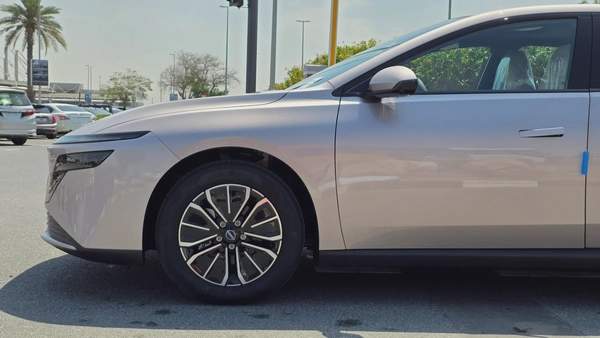 Nissan N6 180 Max (Gold White)