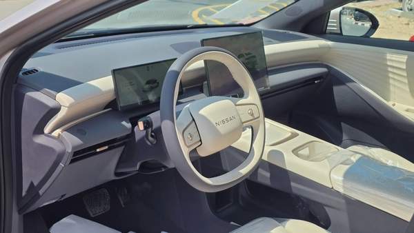 Nissan N6 180 Max (Gold White)