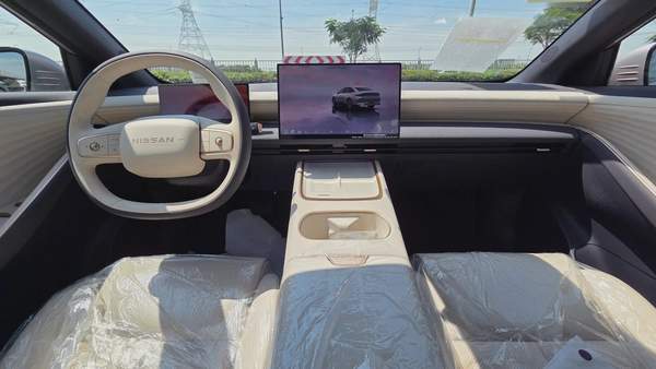 Nissan N6 180 Max (Gold White)