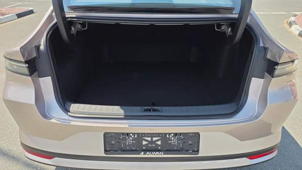 Nissan N6 180 Max (Gold White)