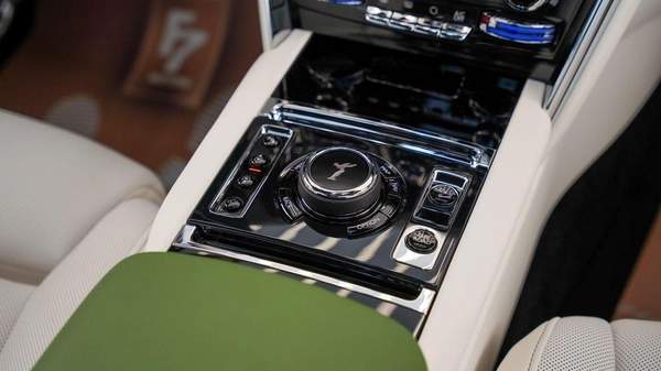 Rolls-Royce Cullinan Rolls Royce Cullinan - Silver Badge - 2026
