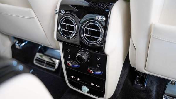 Rolls-Royce Cullinan Rolls Royce Cullinan - Silver Badge - 2026