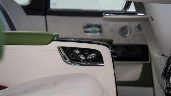 Rolls-Royce Cullinan Rolls Royce Cullinan - Silver Badge - 2026