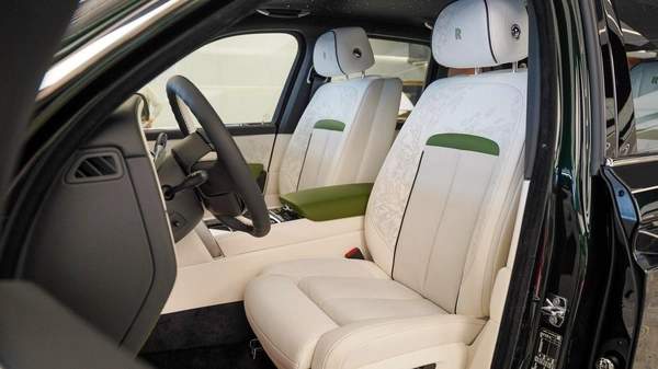 Rolls-Royce Cullinan Rolls Royce Cullinan - Silver Badge - 2026