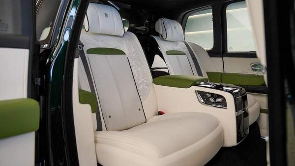 Rolls-Royce Cullinan Rolls Royce Cullinan - Silver Badge - 2026