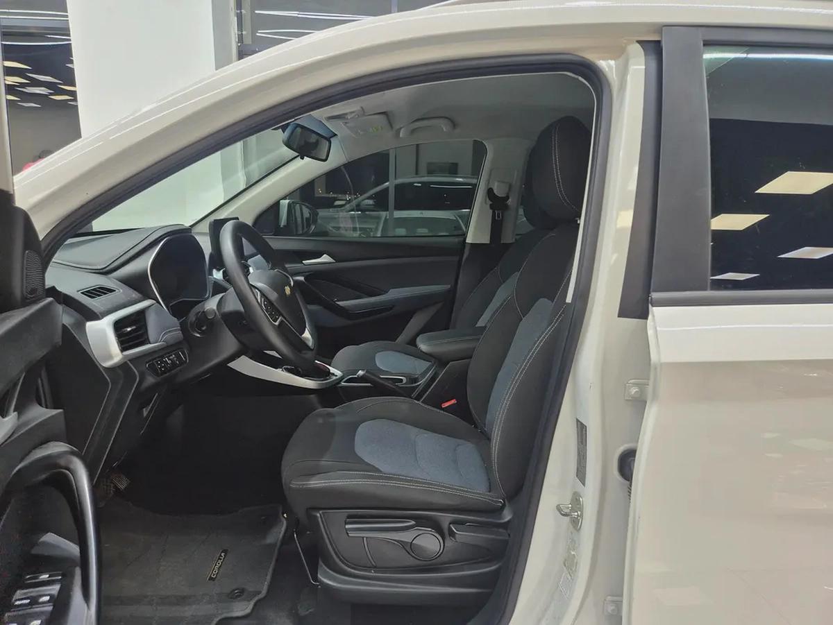 Chevrolet Captiva Gcc Mid option-8-8