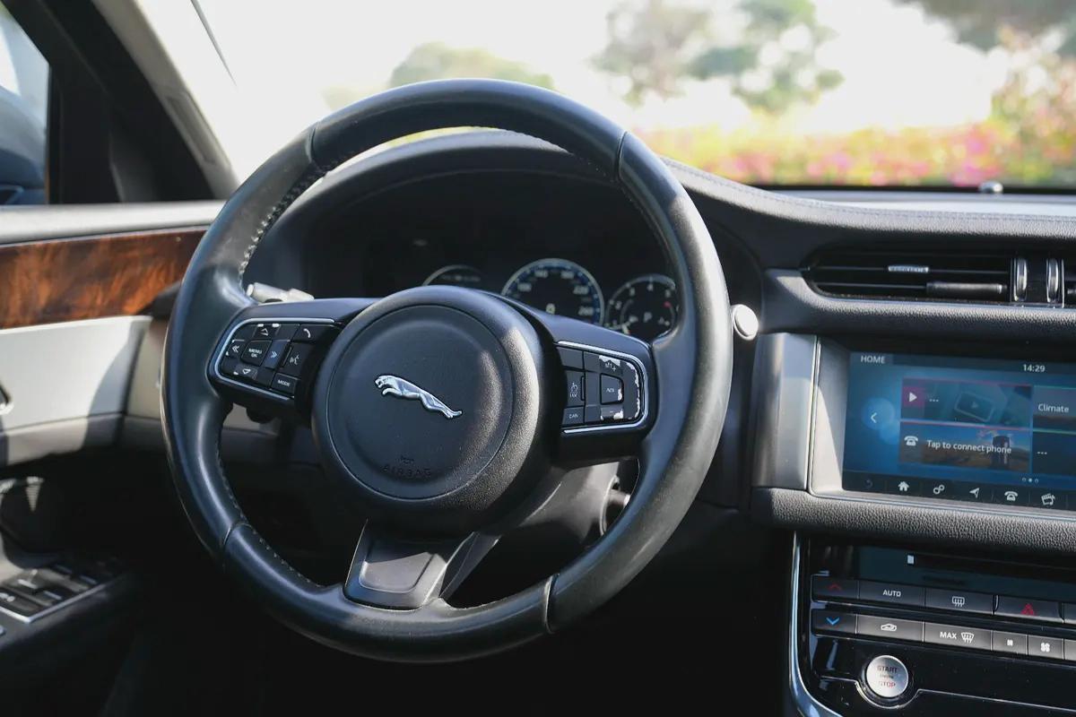 JAGUAR XF 25T 2017!! GCC SPECS!!-9-9