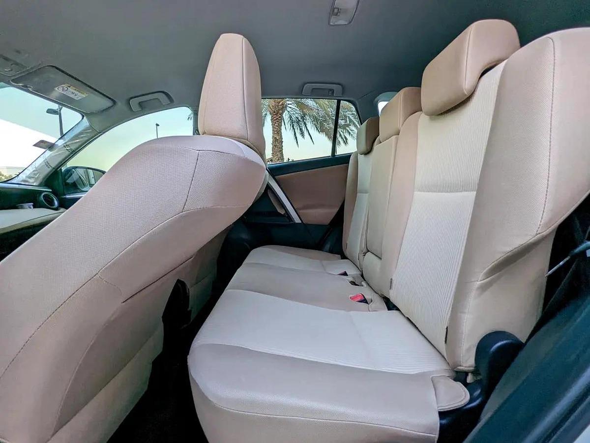 Toyota RAV4 GCC 2014 Prestine Condition Mid Option With Navigation Low KM Perfect Family SUV-10-10