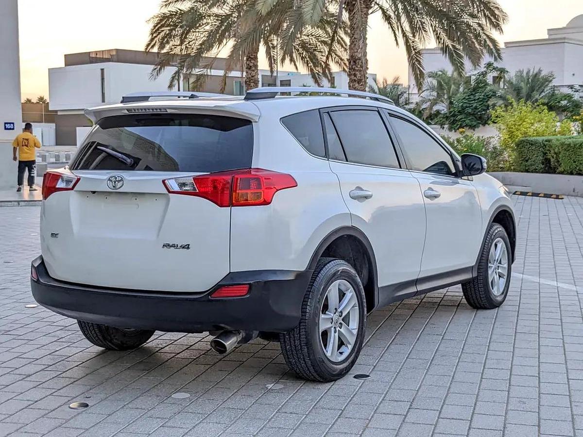 Toyota RAV4 GCC 2014 Prestine Condition Mid Option With Navigation Low KM Perfect Family SUV-18-18