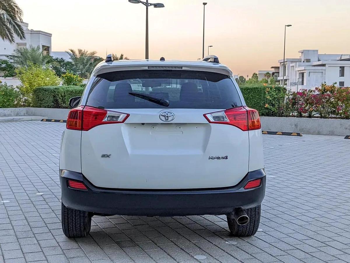 Toyota RAV4 GCC 2014 Prestine Condition Mid Option With Navigation Low KM Perfect Family SUV-14-14