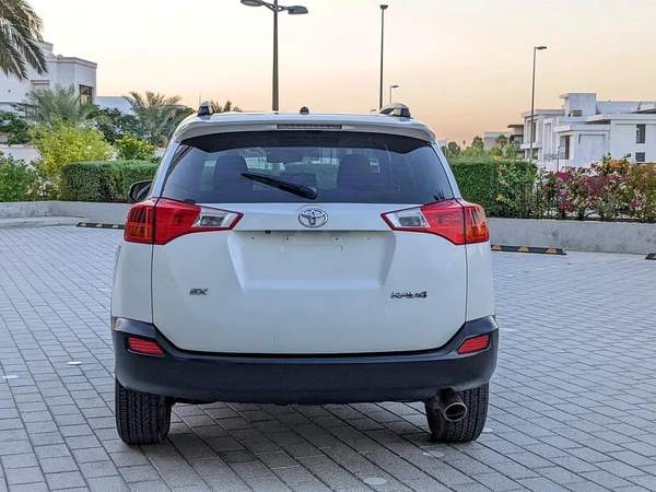 Toyota RAV4 GCC 2014 Prestine Condition Mid Option With Navigation Low KM Perfect Family SUV