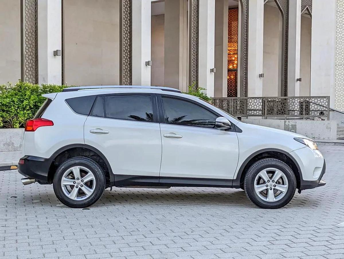 Toyota RAV4 GCC 2014 Prestine Condition Mid Option With Navigation Low KM Perfect Family SUV-5-5