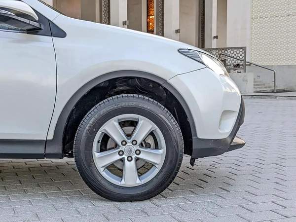 Toyota RAV4 GCC 2014 Prestine Condition Mid Option With Navigation Low KM Perfect Family SUV
