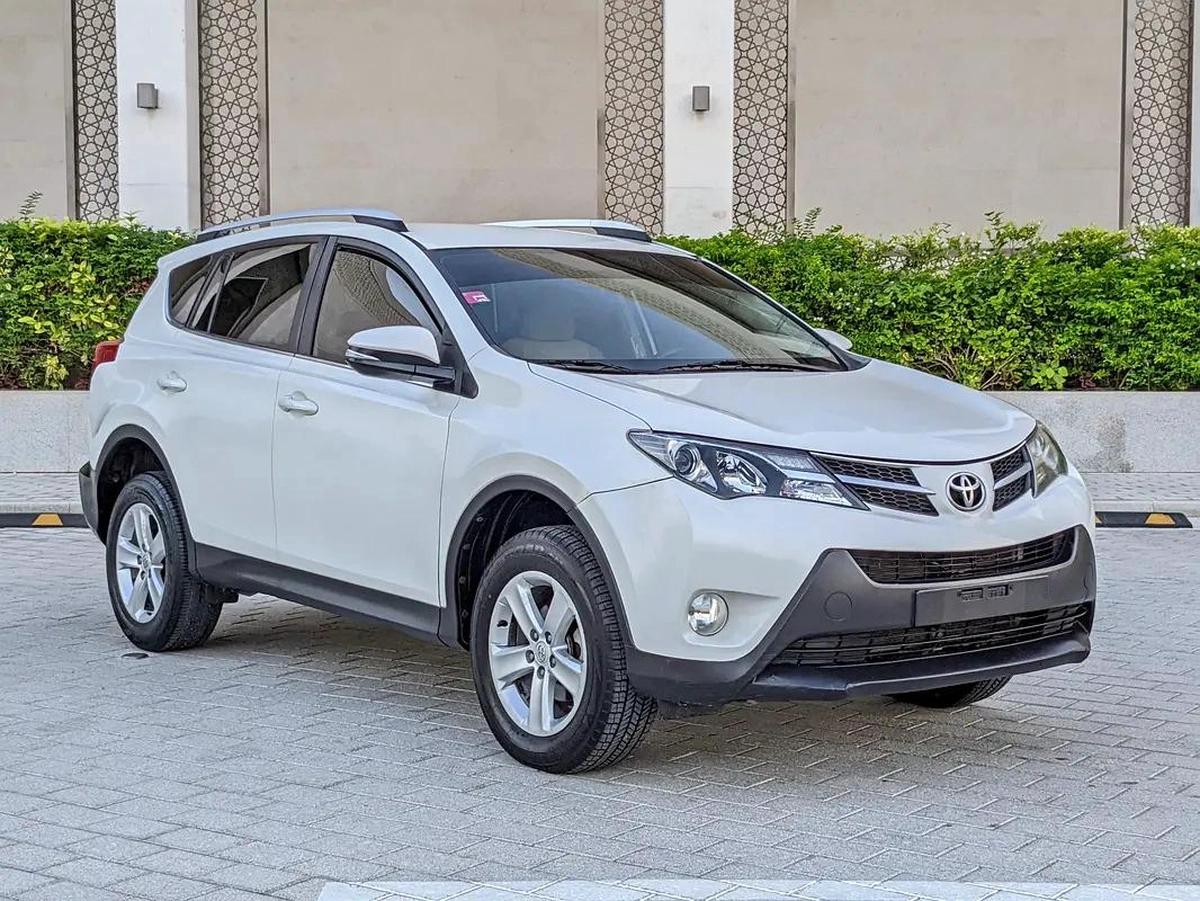 Toyota RAV4 GCC 2014 Prestine Condition Mid Option With Navigation Low KM Perfect Family SUV-6-6
