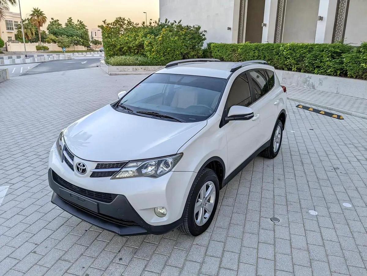 Toyota RAV4 GCC 2014 Prestine Condition Mid Option With Navigation Low KM Perfect Family SUV-2-2